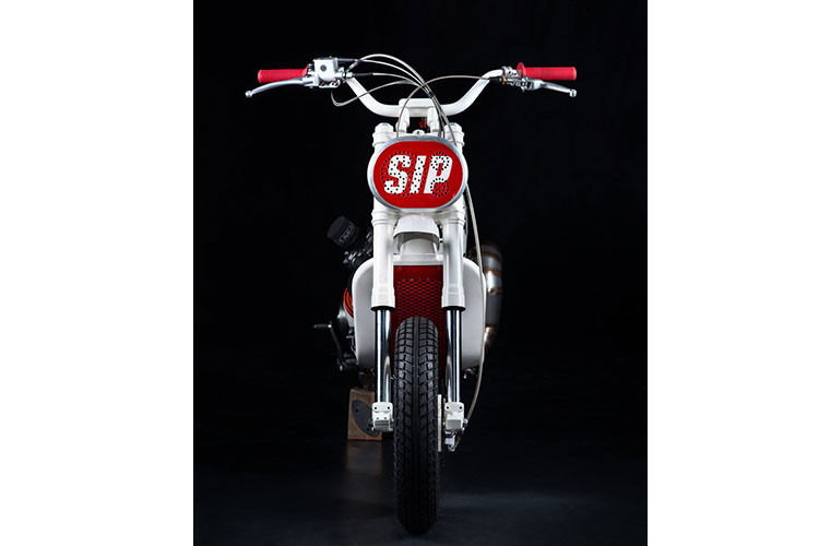 Nhóm đã lấy ý tưởng từ những chiếc xe máy đi trên sa mạc những năm 60 và 70, và gọi dự án của họ là Escape. Đầu tiên xuất phát từ một thùng nhiên liệu Husqvarna vào những năm 1970 — điều này đã được đưa vào khung xe của chiếc xe Vespa độ scrambler với sự xáo trộn tối thiểu.