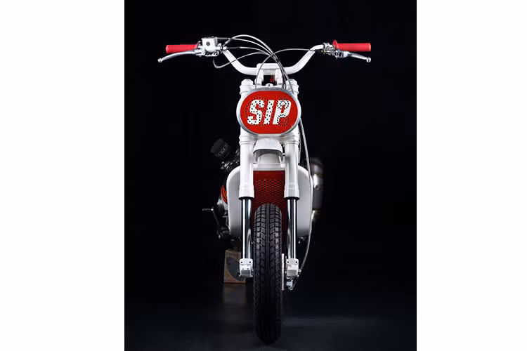 Nhóm đã lấy ý tưởng từ những chiếc xe máy đi trên sa mạc những năm 60 và 70, và gọi dự án của họ là Escape. Đầu tiên xuất phát từ một thùng nhiên liệu Husqvarna vào những năm 1970 — điều này đã được đưa vào khung xe của chiếc xe Vespa độ scrambler với sự xáo trộn tối thiểu.