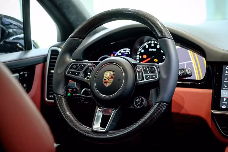 Thêm vào đó, muốn khởi động xe, người dùng buộc phải xoay núm khởi động thay vì nút bấm thông thường, đây là chi tiết "đặc sản" của hãng xe xứ Stuttgart. Khoang cabin của chiếc Cayenne Turbo 2019 đầu tiên tại Việt Nam mang 2 màu sắc đen-đỏ tương phản cực kỳ quyến rũ.