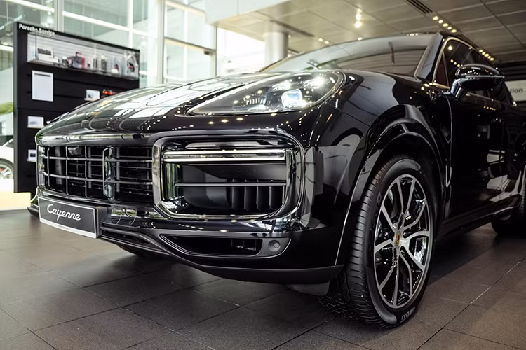 Là một mẫu xe hiệu suất cao thực thụ, Porsche Cayenne Turbo 2019 sở hữu khối động cơ V8 4.0L với 2 bộ tăng áp cho ra công suất tối đa tới 550 mã lực và mô cực đại đạt 770 Nm. Từ đó, việc tăng tốc từ 0 - 100 km/h đối với mẫu xe này chỉ mất chưa tới 3,9 giây.