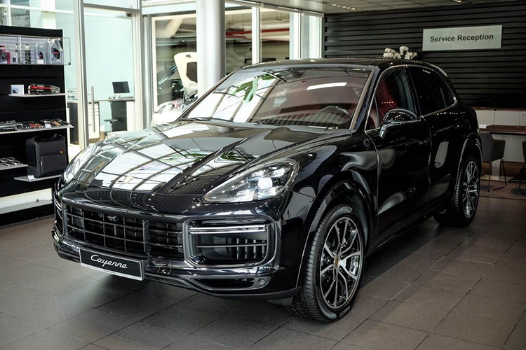 Mới đây, Porsche Việt Nam đã đưa về nước phiên bản hiệu suất cao của mẫu SUV thể thao Cayenne Turbo 2019 đời mới với các trang bị gần như full-option. Porsche Cayenne Turbo 2019 mới được xem là phiên bản hiệu suất cao và thể thao của dòng xe Cayenne.