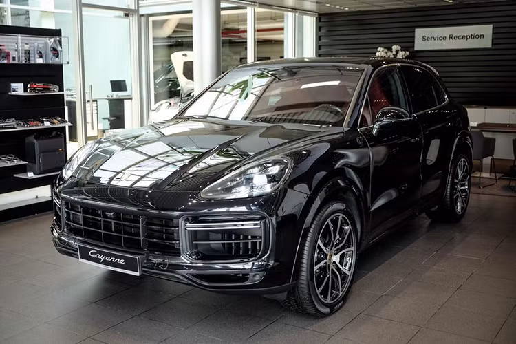 Mới đây, Porsche Việt Nam đã đưa về nước phiên bản hiệu suất cao của mẫu SUV thể thao Cayenne Turbo 2019 đời mới với các trang bị gần như full-option. Porsche Cayenne Turbo 2019 mới được xem là phiên bản hiệu suất cao và thể thao của dòng xe Cayenne.