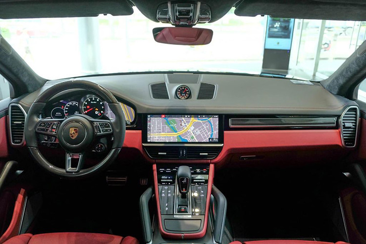 Bước vào không gian nội thất, một phong cách rất riêng của Porsche tiếp tục được duy trì trên Cayenne Turbo, đó là sự sang trọng pha trộn với vẻ thể thao tràn đầy năng lượng. Vẫn như truyền thống, vị trí khởi động xe trên phiên bản hiệu suất cao này nằm ở phía bên tay trái của vô-lăng, ngược lại hoàn toàn so với hầu hết các hãng xe khác thường đặt ở bên phải.