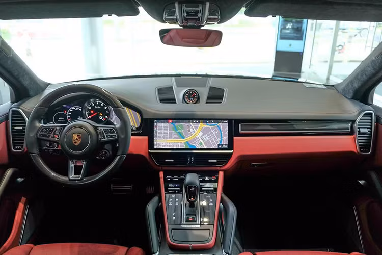 Bước vào không gian nội thất, một phong cách rất riêng của Porsche tiếp tục được duy trì trên Cayenne Turbo, đó là sự sang trọng pha trộn với vẻ thể thao tràn đầy năng lượng. Vẫn như truyền thống, vị trí khởi động xe trên phiên bản hiệu suất cao này nằm ở phía bên tay trái của vô-lăng, ngược lại hoàn toàn so với hầu hết các hãng xe khác thường đặt ở bên phải.