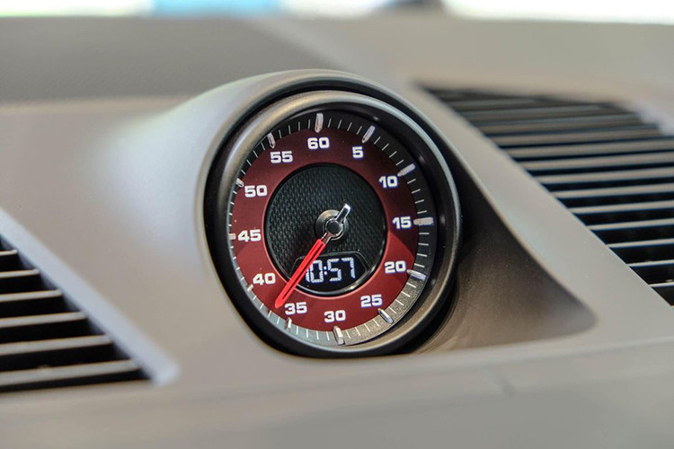 Toàn bộ ghế ngồi trong khoang xe đều được bọc da cao cấp. Cụm vô-lăng 3 chấu thể thao với các phím chức năng được bọc da và carbon. Trên vô-lăng còn có núm xoay điều chỉnh các chế độ lái từ êm ái tới thể thao... Các hàng phím với thiết kế dạng Vertu trước đây đã được lược bỏ sang loại 1 chạm.