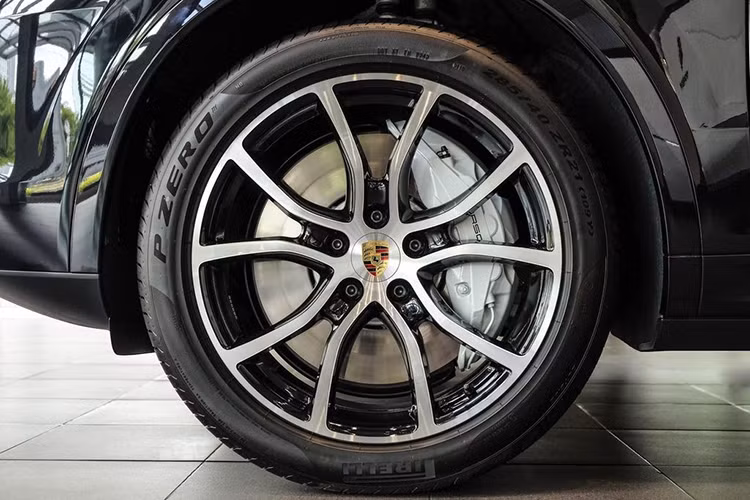 Vì là một phiên bản hiệu suất cao, Porsche Cayenne Turbo được trang bị cánh gió ở phần mui sau của xe, cánh gió này sẽ tự động mở lên khi xe chạy ở vận tốc cao hoặc người dùng cũng có thể tự kích hoạt cánh gió bằng nút bấm trong khoang nội thất. Bộ mâm 5 chấu kép kích thước 21 inch to bản cùng má phanh màu xám là một tuỳ chọn ngoài...