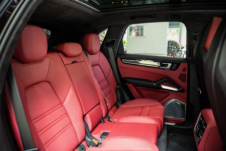 Ngoài ra, để giúp chủ nhân chiếc xe có thể giải trí trên mọi cung đường một cách hoàn hảo, Porsche Việt Nam cũng mang tới hệ thống âm thanh vòm hàng hiệu Burmester và màn hình trung tâm dạng cảm ứng 12,3 inch sắc nét cho phiên bản Turbo đặc biệt này.