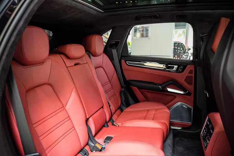 Ngoài ra, để giúp chủ nhân chiếc xe có thể giải trí trên mọi cung đường một cách hoàn hảo, Porsche Việt Nam cũng mang tới hệ thống âm thanh vòm hàng hiệu Burmester và màn hình trung tâm dạng cảm ứng 12,3 inch sắc nét cho phiên bản Turbo đặc biệt này.