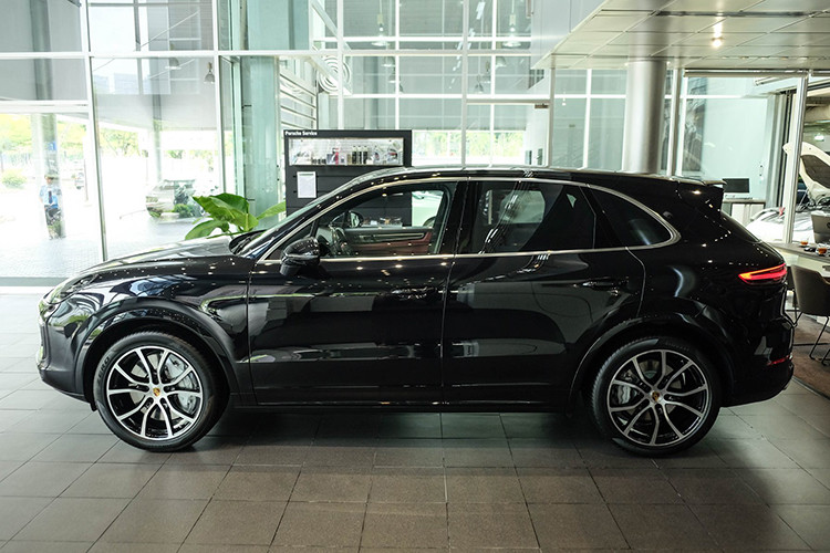 Hiện tại, giá xe Porsche Cayenne Turbo tiêu chuẩn đang được Porsche Việt Nam phân phối với mức hơn 9 tỷ đồng. Tuy nhiên, chiếc xe trong bài viết đã được trang bị rất nhiều tuỳ chọn đắt tiền. Do đó, mức giá để sở hữu chiếc xe này cũng không hề dễ chịu chút nào.