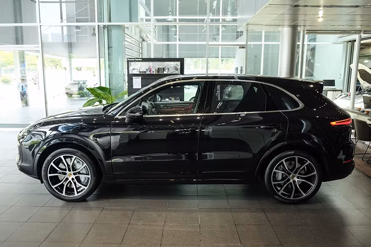 Hiện tại, giá xe Porsche Cayenne Turbo tiêu chuẩn đang được Porsche Việt Nam phân phối với mức hơn 9 tỷ đồng. Tuy nhiên, chiếc xe trong bài viết đã được trang bị rất nhiều tuỳ chọn đắt tiền. Do đó, mức giá để sở hữu chiếc xe này cũng không hề dễ chịu chút nào.