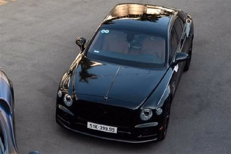 Chiếc xe siêu sang Bentley Flying Spur thế hệ thứ 3 mới được Minh Nhựa bán lại được trang bị động cơ xăng V8, tăng áp kép, dung tích 4.0 lít, sản sinh ra công suất tối đa 542 mã lực và mô-men xoắn cực đại lên đến 770 Nm.