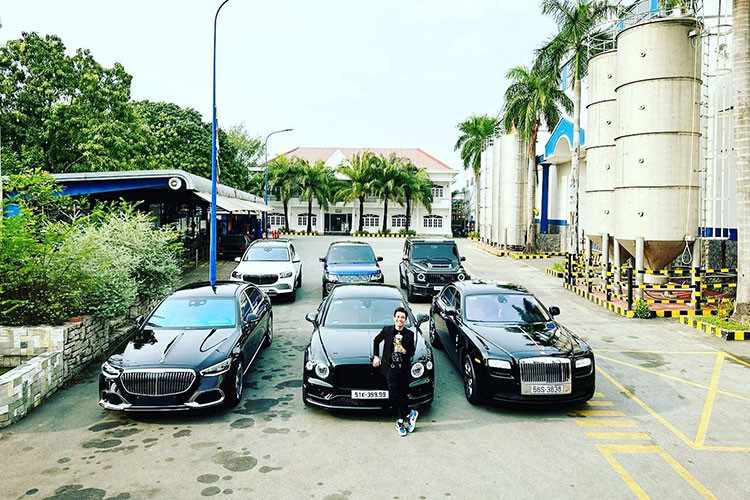 Cuối tuần vừa qua, loạt thông tin rao bán 1 chiếc xe siêu sang Bentley Flying Spur đời 2021, đăng ký 2022 đã ngay lập tức thu hút sự quan tâm của giới mê xe. Lý do vì đây là chiếc xe Bentley Flying Spur của đại gia Minh Nhựa mua lại vào cuối năm ngoái và đến nay, đã được bán lại cho 1 showroom xe lướt tại quận 7, TP HCM.