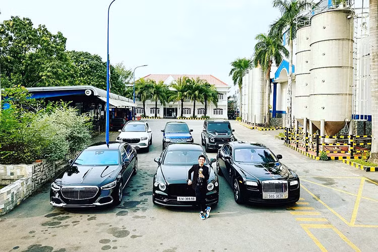 Cuối tuần vừa qua, loạt thông tin rao bán 1 chiếc xe siêu sang Bentley Flying Spur đời 2021, đăng ký 2022 đã ngay lập tức thu hút sự quan tâm của giới mê xe. Lý do vì đây là chiếc xe Bentley Flying Spur của đại gia Minh Nhựa mua lại vào cuối năm ngoái và đến nay, đã được bán lại cho 1 showroom xe lướt tại quận 7, TP HCM.