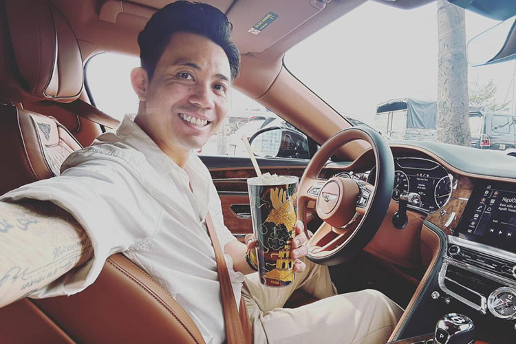 Bentley Flying Spur của Minh Nhựa thuộc thế hệ thứ 3, được trang bị gói nâng cấp Blackline Specification với nhiều chi tiết được sơn đen bóng, bao gồm lưới tản nhiệt, hốc gió, đường viền kính, viền thân xe và ống xả. Nội thất phối màu nâu da bò và đen. 