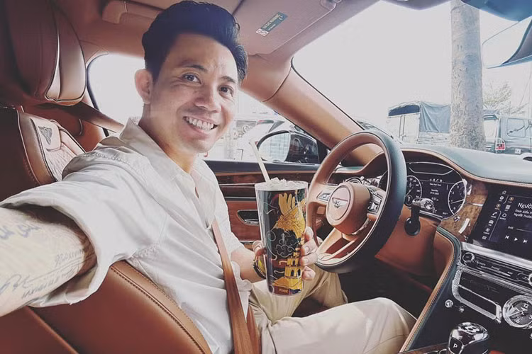 Bentley Flying Spur của Minh Nhựa thuộc thế hệ thứ 3, được trang bị gói nâng cấp Blackline Specification với nhiều chi tiết được sơn đen bóng, bao gồm lưới tản nhiệt, hốc gió, đường viền kính, viền thân xe và ống xả. Nội thất phối màu nâu da bò và đen. 