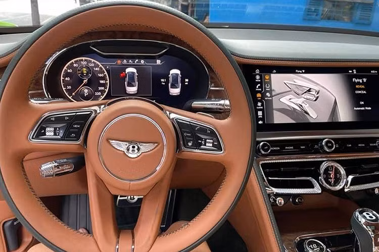 Theo chủ nhân thì chiếc xe siêu sang Bentley Flying Spur này mới chỉ lăn bánh khoảng 9.000 km, gần như không có dấu hiệu đã sử dụng nếu chỉ nhìn lướt qua khoang cabin. Bảng điều khiển có nét tương đồng với Continental GT ở màn hình cảm ứng trung tâm 12,3 inch.