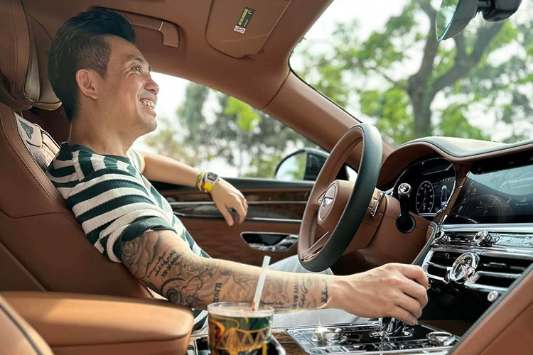 Bentley Flying Spur biển tứ quý 9 của Minh Nhựa sở hữu hệ thống âm thanh 10 loa công suất 650W, đèn viền nội thất, ghế có lỗ thông hơi, mát-xa, chỉnh điện đa hướng/nhớ vị trí, đi cùng màn hình cảm ứng điều khiển chức năng cho hàng ghế sau có thể tháo rời.