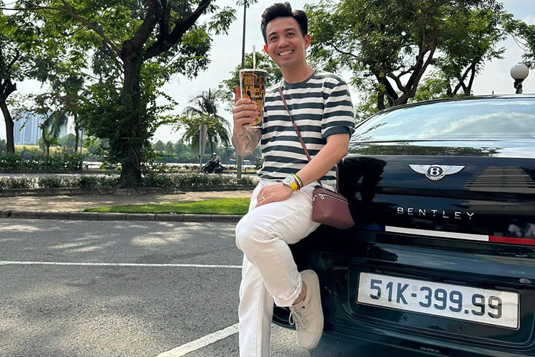 Động cơ sẽ kết hợp cùng hộp số tự động ly hợp kép ZF 8 cấp, nhờ đó, xe siêu sang Bentley Flying Spur V8 biển tứ quý 9 có thể dễ dàng tăng tốc từ vị trí xuất phát lên 100 km/h chỉ trong thời gian chỉ 4,1 giây trước khi đạt vận tốc tối đa 318 km/h. Ngoài ra, xe còn có gói Bentley Dynamic Ride cho phép chiếc xe có khả năng đánh lái 4 bánh.