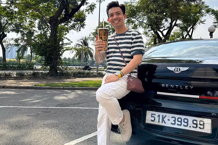 Động cơ sẽ kết hợp cùng hộp số tự động ly hợp kép ZF 8 cấp, nhờ đó, xe siêu sang Bentley Flying Spur V8 biển tứ quý 9 có thể dễ dàng tăng tốc từ vị trí xuất phát lên 100 km/h chỉ trong thời gian chỉ 4,1 giây trước khi đạt vận tốc tối đa 318 km/h. Ngoài ra, xe còn có gói Bentley Dynamic Ride cho phép chiếc xe có khả năng đánh lái 4 bánh.