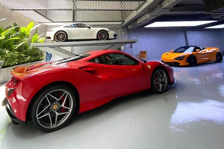 Ferrari F8 Tributo được sinh ra nhằm thay thế dòng siêu xe Ferrari 488 GTB và thừa hưởng nhiều thiết kế cũng như "nội công" từ mẫu xe hiệu suất cao Ferrari 488 Pista. Đầu tiên chính là hốc gió S-Duct lấy cảm hứng từ xe Công thức 1 giống như Ferrari 488 Pista sở hữu.