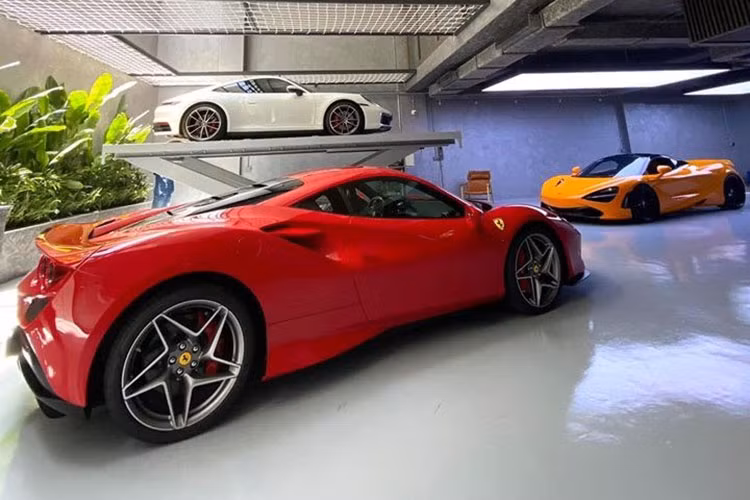 Ferrari F8 Tributo được sinh ra nhằm thay thế dòng siêu xe Ferrari 488 GTB và thừa hưởng nhiều thiết kế cũng như "nội công" từ mẫu xe hiệu suất cao Ferrari 488 Pista. Đầu tiên chính là hốc gió S-Duct lấy cảm hứng từ xe Công thức 1 giống như Ferrari 488 Pista sở hữu.