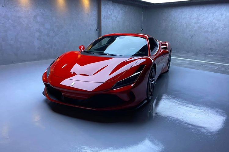 Ferrari F8 Tributo được trang bị khối động cơ V8, dung tích 3.9 lít, tăng áp kép, sản sinh công suất tối đa 710 mã lực và mô-men xoắn cực đại 770 Nm. Hãng siêu xe Ý tuyên bố rằng F8 Tributo có khả năng tăng tốc từ vị trí xuất phát lên 100 km/h chỉ trong thời gian 2,9 giây trước khi chạm ngưỡng tốc độ tối đa lên đến 340 km/h.