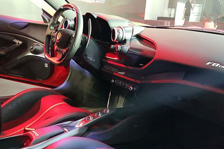 Thay đổi của siêu xe Ferrari F8 Tributo so với Ferrari 488 GTB chỉ đến từ mặt cửa, cụm điều khiển trung tâm cũng như thiết kế vô lăng đa chức năng mới hay trước mặt ghế phụ của siêu xe Ferrari F8 Tributo có thêm màn hình cảm ứng 7 inch và giao diện người dùng Human Machine Interface (HMI).