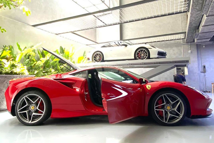 Nếu phần nắp capô của Ferrari 458 Italia trơn tru hơn, 488 GTB có thêm hai khe gió nhỏ. Trên F8 Tributo, hãng siêu xe Ý đặt một hốc gió khổng lồ vừa giải nhiệt cho xe cũng như tăng tính khí động học. Hốc gió này được ốp carbon. Nắp khoang động cơ của siêu xe Ferrari F8 Tributo được làm từ kính Lexan và có các cửa gió để giúp xe tản nhiệt tốt hơn.