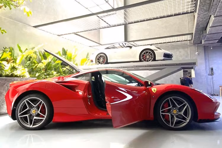 Nếu phần nắp capô của Ferrari 458 Italia trơn tru hơn, 488 GTB có thêm hai khe gió nhỏ. Trên F8 Tributo, hãng siêu xe Ý đặt một hốc gió khổng lồ vừa giải nhiệt cho xe cũng như tăng tính khí động học. Hốc gió này được ốp carbon. Nắp khoang động cơ của siêu xe Ferrari F8 Tributo được làm từ kính Lexan và có các cửa gió để giúp xe tản nhiệt tốt hơn.