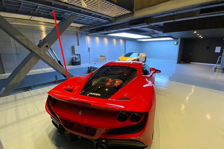 Cường Đô la tậu Ferrari F8 Tributo đầu tiên ở Việt Nam vào năm 2020 khi nhà riêng của mình cũng vừa mới xây xong. Không những vậy, garage để xe của tay chơi xe hàng đầu trong nước còn được đầu tư rất bài bản khi có cầu nâng đưa xe lên xuống và khu vực rửa xe riêng với đầy đủ đồ chơi chuyên nghiệp.