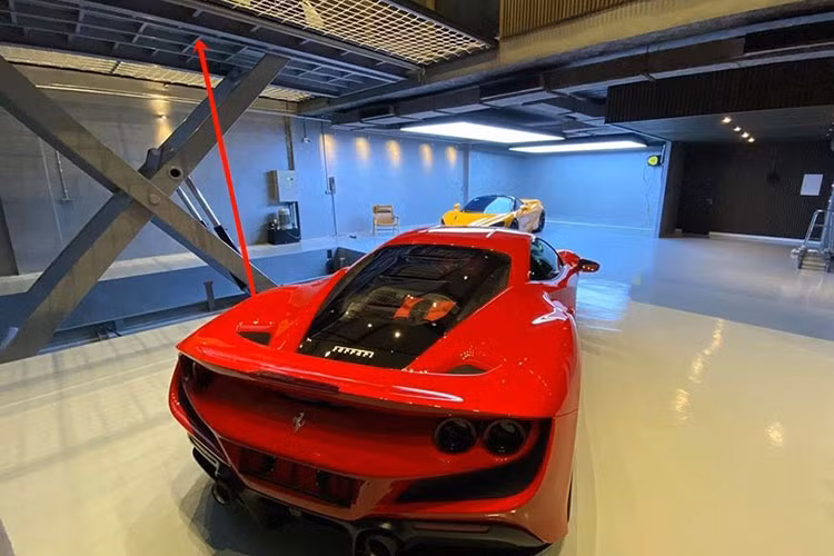 Cường Đô la tậu Ferrari F8 Tributo đầu tiên ở Việt Nam vào năm 2020 khi nhà riêng của mình cũng vừa mới xây xong. Không những vậy, garage để xe của tay chơi xe hàng đầu trong nước còn được đầu tư rất bài bản khi có cầu nâng đưa xe lên xuống và khu vực rửa xe riêng với đầy đủ đồ chơi chuyên nghiệp.