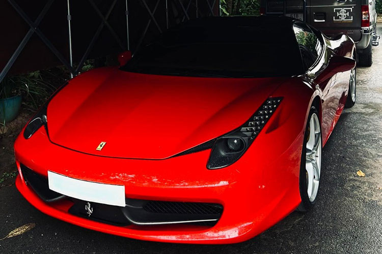 Tuy nhiên, chiếc siêu xe Ferrari F8 Tributo mới xuất hiện trong garage xe của Tống Đông Khuê không quá xa lạ với giới mê xe trong nước vì thuộc sở hữu của Cường Đô la. Dù đang sở hữu một chiếc siêu xe Ferrari 458 Italia và McLaren 720S nhưng Tống Đông Khuê mượn Ferrari F8 Tributo của đàn anh để trải nghiệm.