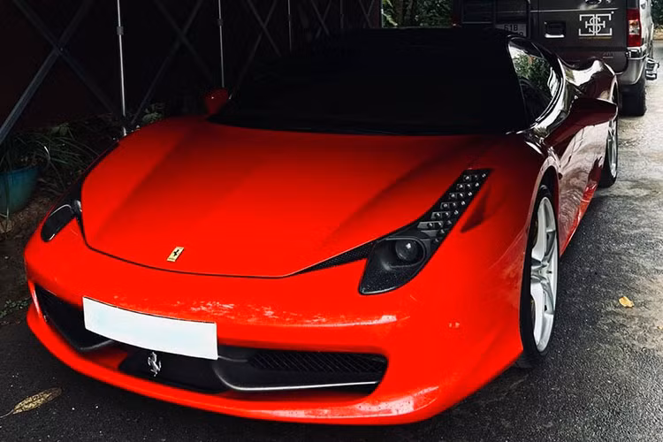 Tuy nhiên, chiếc siêu xe Ferrari F8 Tributo mới xuất hiện trong garage xe của Tống Đông Khuê không quá xa lạ với giới mê xe trong nước vì thuộc sở hữu của Cường Đô la. Dù đang sở hữu một chiếc siêu xe Ferrari 458 Italia và McLaren 720S nhưng Tống Đông Khuê mượn Ferrari F8 Tributo của đàn anh để trải nghiệm.