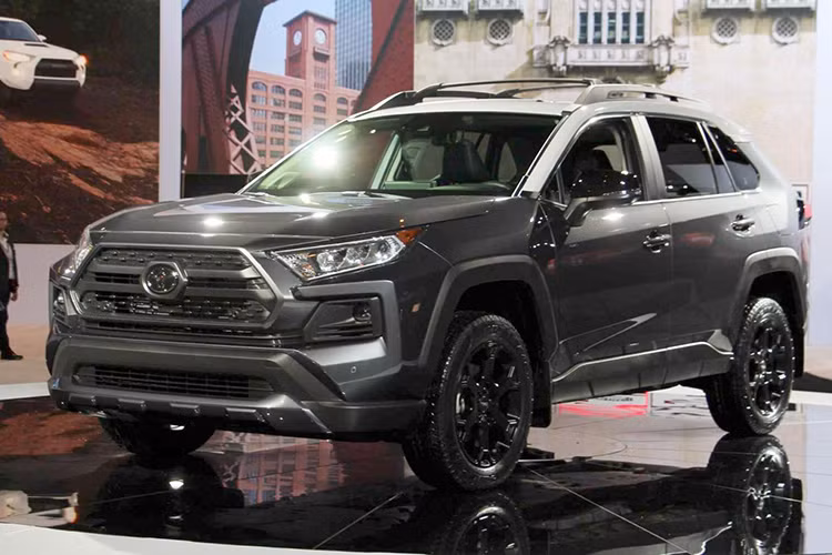 Phần lớn những người mua crossover đều không mang xe của mình đi chạy off-road. Tuy nhiên, hãng xe hơi đình đám Nhật Bản muốn thay đổi điều đó khi vén màn Toyota RAV4 TRD Off-Road 2020 tại triển lãm Ô tô Chicago 2019 hiện đang diễn ra tại Mỹ.