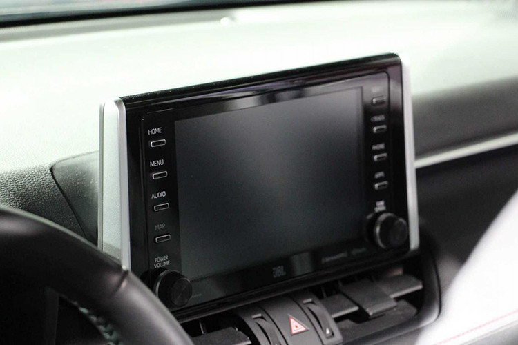 Ngoài ra, Toyota RAV4 TRD Off-Road 2020 còn được trang bị thảm TRD chống chịu được mọi loại thời tiết. Thêm nữa, nhà sản xuất cũng tích hợp hệ thống lựa chọn chế độ lái “off-road Multi-Terrain Select” để người điều khiển luôn cảm thấy nhẹ nhàng mỗi khi vần vô-lăng băng qua những cung đường khó.