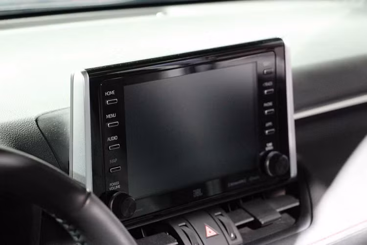 Ngoài ra, Toyota RAV4 TRD Off-Road 2020 còn được trang bị thảm TRD chống chịu được mọi loại thời tiết. Thêm nữa, nhà sản xuất cũng tích hợp hệ thống lựa chọn chế độ lái “off-road Multi-Terrain Select” để người điều khiển luôn cảm thấy nhẹ nhàng mỗi khi vần vô-lăng băng qua những cung đường khó.