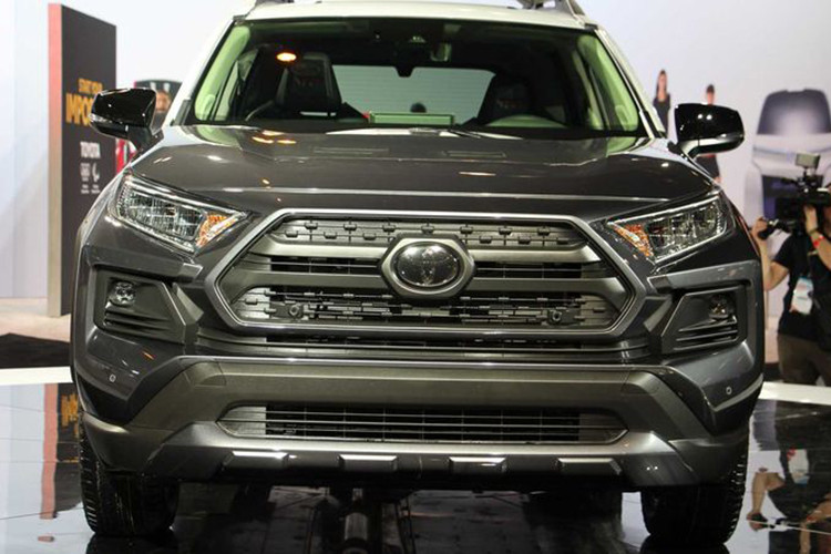 Đầu tiên, Toyota RAV4 TRD Off-Road 2020 được trang bị hệ thống treo mới nhằm cải thiện khả năng kiểm soát thân xe và giảm xóc, mang đến cảm giác êm ái hơn dù chạy trên đường phố hay off-road. Thêm vào đó là cao su phuộc nhún mới, bộ vành hợp kim TRD 18 inch màu đen nhám và lốp đa địa hình Falken Wildpeak A/T Trail.