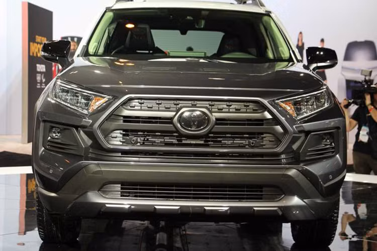 Đầu tiên, Toyota RAV4 TRD Off-Road 2020 được trang bị hệ thống treo mới nhằm cải thiện khả năng kiểm soát thân xe và giảm xóc, mang đến cảm giác êm ái hơn dù chạy trên đường phố hay off-road. Thêm vào đó là cao su phuộc nhún mới, bộ vành hợp kim TRD 18 inch màu đen nhám và lốp đa địa hình Falken Wildpeak A/T Trail.