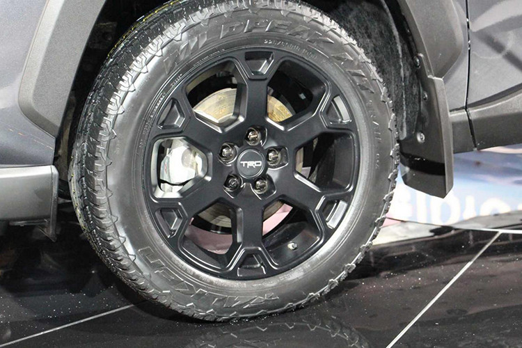 Chiếc Toyota RAV4 TRD Off-Road 2020 mới tại triển lãm Ô tô Chicago 2019 được sơn phối 2 màu xám Magnetic Grey Metallic với nóc trắng Ice Edge. Riêng phần dưới của đầu và đuôi xe được sơn màu xám đậm. Nếu muốn, khách hàng có thể mua Toyota RAV4 TRD Off-Road 2020 màu đen Midnight Black hoặc ghi xám Lunar Rock với nóc trắng.