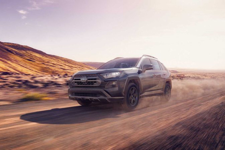 Ngoài ra, nhờ được trang bị hệ thống treo lấy cảm hứng từ mẫu xe đua địa hình Rally RAV4 và hệ thống phân bổ mô-men xoắn lên hệ dẫn động AWD. Nhờ những thay đổi này, việc kiểm soát thân xe mỗi khi vượt địa hình khó đã trở nên mềm mượt hơn rất nhiều. Lò xo được tối ưu cho nhiệm vụ off-road và bộ giảm xóc ống kép được cải thiện giúp việc kiểm soát độ nhún của lò xo trở nên tốt hơn.