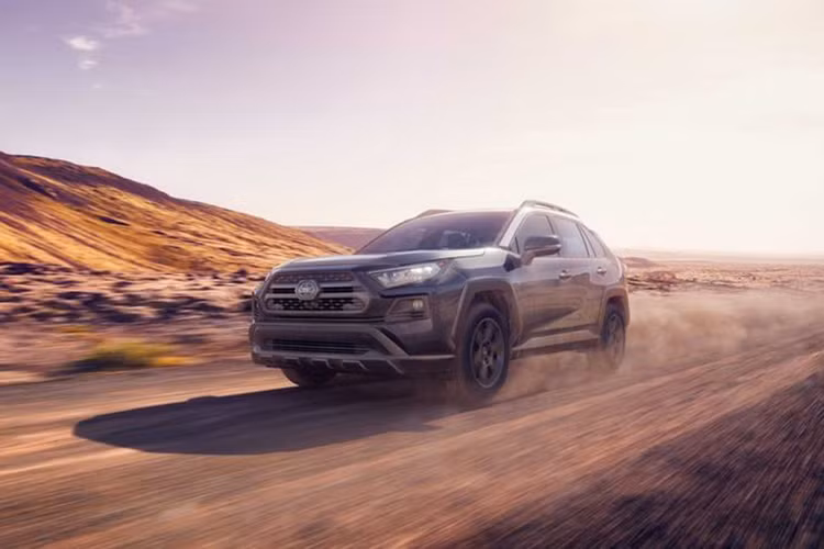 Ngoài ra, nhờ được trang bị hệ thống treo lấy cảm hứng từ mẫu xe đua địa hình Rally RAV4 và hệ thống phân bổ mô-men xoắn lên hệ dẫn động AWD. Nhờ những thay đổi này, việc kiểm soát thân xe mỗi khi vượt địa hình khó đã trở nên mềm mượt hơn rất nhiều. Lò xo được tối ưu cho nhiệm vụ off-road và bộ giảm xóc ống kép được cải thiện giúp việc kiểm soát độ nhún của lò xo trở nên tốt hơn.