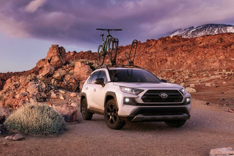 Hiện giá xe Toyota RAV4 TRD Off-Road 2020 vẫn chưa được công bố. Dự đoán, xe sẽ có giá cao hơn mức 32.000 USD của Toyota RAV4 Adventure. Ngoài màu đen Midnight Black hoặc ghi xám Lunar Rock, xe còn sở hữu tùy chọn màu sơn khác là đỏ Ruby Flare Pearl và trắng Super White.