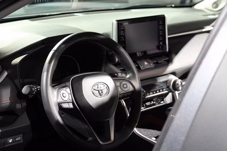 Bên trong của chiếc xe Toyota RAV4 TRD Off-Road 2020 xuất hiện những điểm nhấn màu đỏ xuyên suốt nội thất và ghế bọc SofTex. Theo hãng Toyota, chất liệu này chẳng những nhẹ hơn da mà còn bền hơn đồng thời phù hợp với hình ảnh hầm hố bên ngoài của xe.