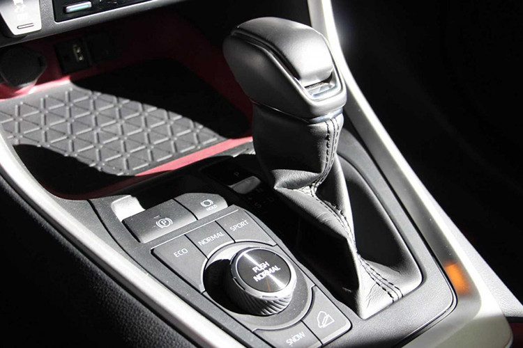 Đáng tiếc là động cơ bên dưới nắp capô của Toyota RAV4 TRD Off-Road 2020 không có gì thay đổi. Xe vẫn sử dụng động cơ xăng 4 xi-lanh, hút khí tự nhiên, dung tích 2,5 lít với công suất tối đa 203 mã lực và mô-men xoắn cực đại 249 Nm. Sức mạnh được truyền tới cả 4 bánh thông qua hộp số tự động 8 cấp Direct Shift.