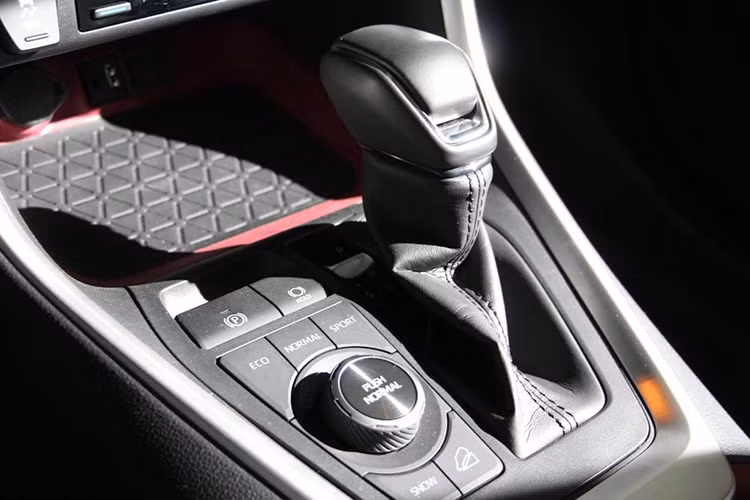 Đáng tiếc là động cơ bên dưới nắp capô của Toyota RAV4 TRD Off-Road 2020 không có gì thay đổi. Xe vẫn sử dụng động cơ xăng 4 xi-lanh, hút khí tự nhiên, dung tích 2,5 lít với công suất tối đa 203 mã lực và mô-men xoắn cực đại 249 Nm. Sức mạnh được truyền tới cả 4 bánh thông qua hộp số tự động 8 cấp Direct Shift.