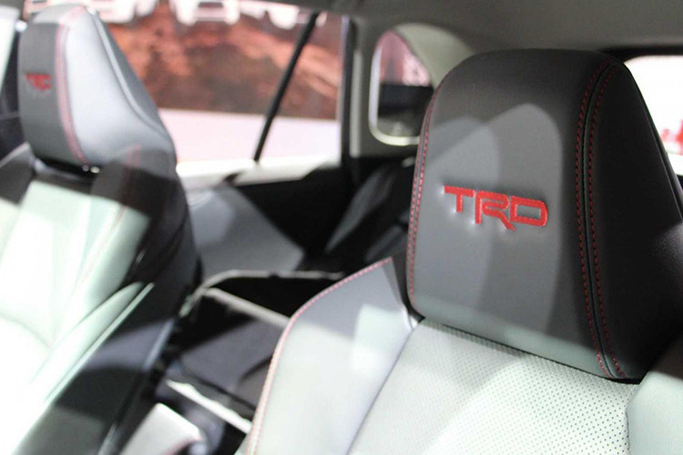 Khi chọn một trong ba chế độ: “Bùn - Cát, Đá - Bụi hoặc Tuyết” màn hình trên RAV4 sẽ luôn hiển thị thông tin về phân bổ mô-men xoắn và tình trạng kiểm soát chống trượt để hỗ trợ người điểu khiển luôn làm chủ được chiếc xe của mình.