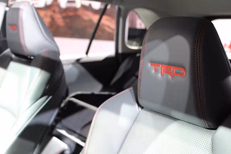 Khi chọn một trong ba chế độ: “Bùn - Cát, Đá - Bụi hoặc Tuyết” màn hình trên RAV4 sẽ luôn hiển thị thông tin về phân bổ mô-men xoắn và tình trạng kiểm soát chống trượt để hỗ trợ người điểu khiển luôn làm chủ được chiếc xe của mình.