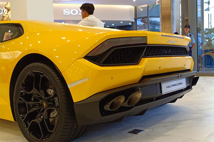 Sức mạnh của Lamborghini Huracan LP580-2 đến từ khối động cơ V10 5.2 lít hút khí tự nhiên sản sinh 580 mã lực và mô-men xoắn cực đại 540 Nm, đi kèm hộp số ly hợp kép 7 cấp. Thời gian để siêu xe tăng tốc từ 0 - 100 km/h chỉ khoảng 3,4 giây, trước khi đạt vận tốc tối đa 320 km/h.