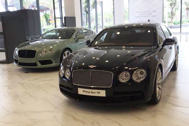Bentley Flying Spur V8 màu đen có giá khoảng 10 tỷ đồng. Xe sử dụng động cơ tăng áp kép, dung tích 4.0 lít, sản sinh công suất tối đa 500 mã lực tại vòng tua máy 6.000 vòng/phút và mô-men xoắn cực đại 660 Nm. Sức mạnh từ động cơ được truyền tới bánh thông qua hộp số tự động ZF 8 cấp giúp cho chiếc siêu xe sang này chỉ mất khoảng 5 giây để tăng tốc lên 100 km/h từ vị trí xuất phát, trước khi đạt tốc độ tối đa 294 km/h.