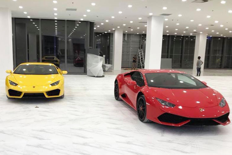 Trong ngày khai trương tòa tháp cao nhất Việt Nam - Landmark 81 bất ngờ có sự góp mặt của dàn siêu xe, xe sang của Bentley và Lamborghini có trị giá ước tính khoảng 73 tỷ đồng. Đây được xem là hai thương hiệu xe Anh và Ý được phân phối chính hãng tại Việt Nam lần đầu kết hợp với Vincom Centrer tại một sự kiện.